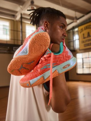 KAI 2 "SUN" ☀️ Inspirace světlem, rychlostí a neuhasitelnou energií Kyrieho hry. Každý krok = výbuch kreativity, každý...