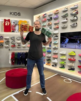 ⏰ Dnes o půlnoci končí soutěž s Ondrou Balvínem! Už sis tipnul, které tenisky si zabalil s sebou na svou čínskou misi? 👟🇨🇳...