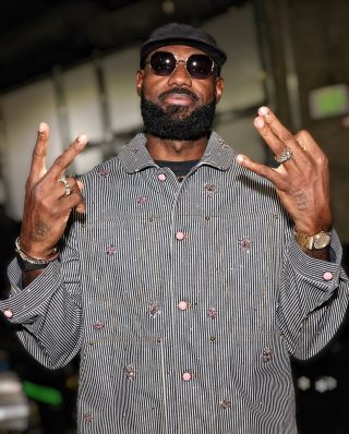 41 still going 👑 Happy Birthday @kingjames 🐐 . . . . #kingjames #birthday #basketball